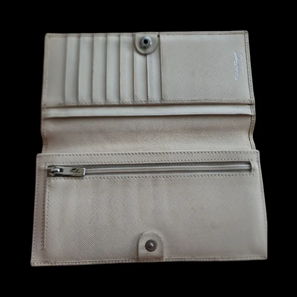Vintage Salvatore Ferragamo Cream White Leather Wallet - Picture 9 of 10